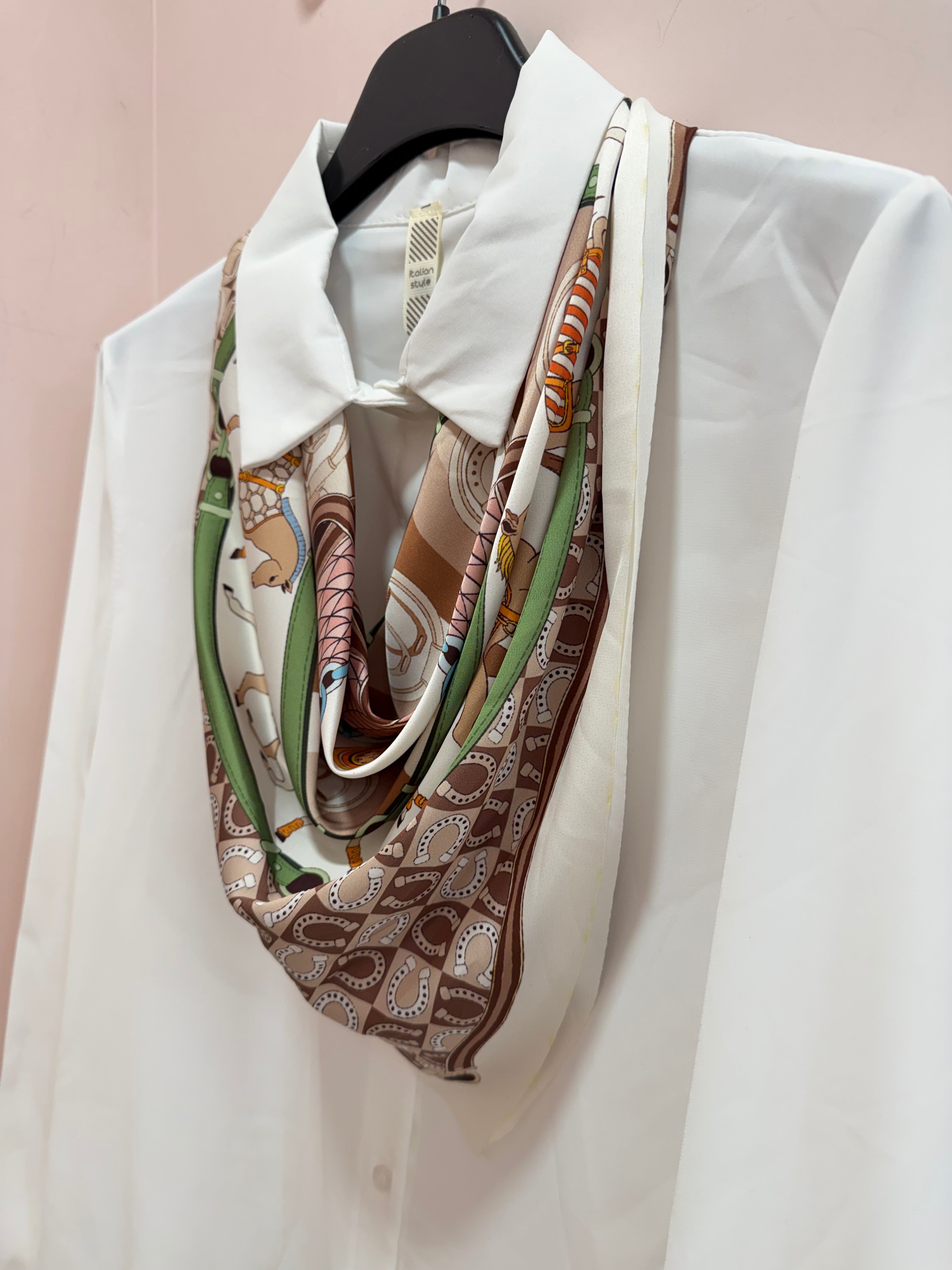Camicia Bianca con Foulard